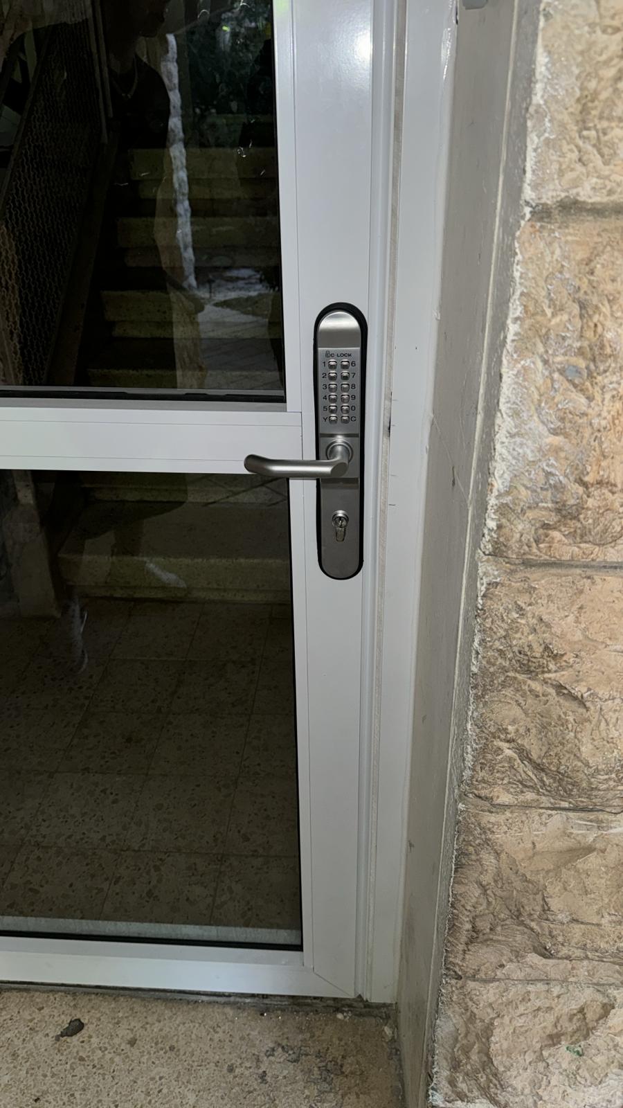 המערכת לדלת כניסה